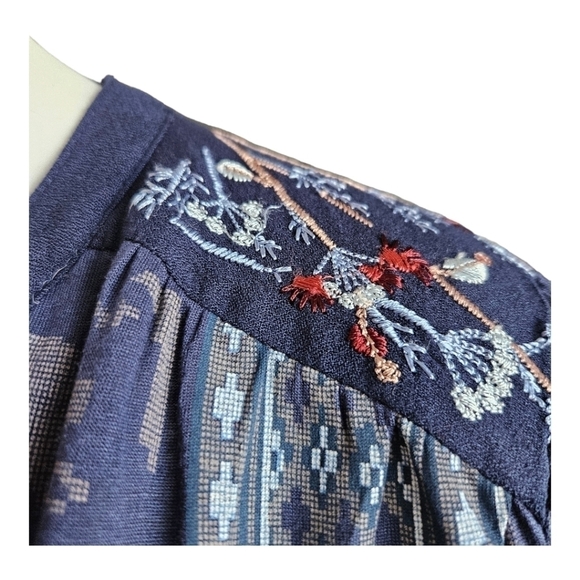 Lucky Brand Womens Blue Embroidered FLARE Sleeve Floral Blouse Sz Med Flirty - Picture 8 of 9